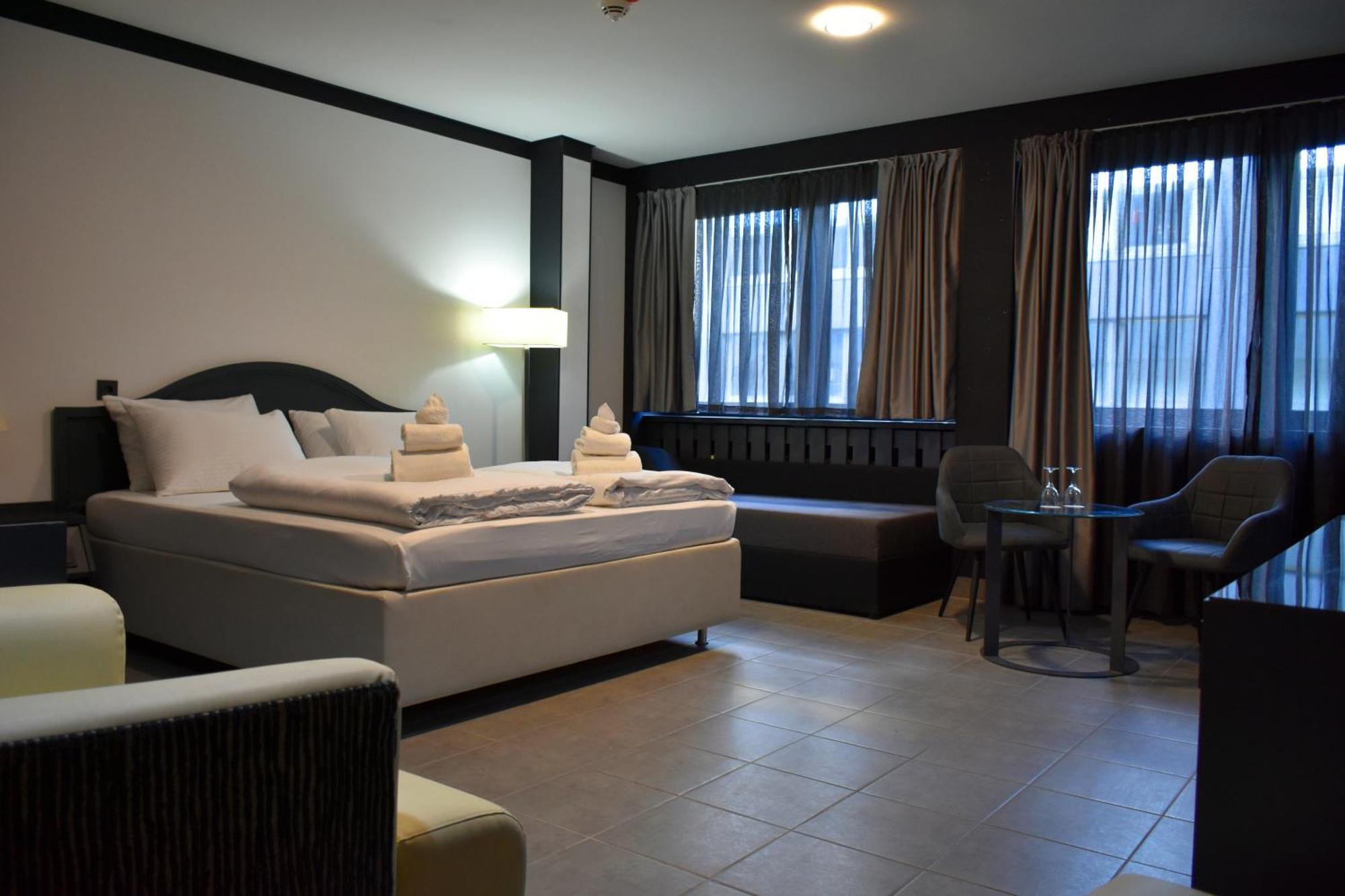 Tibet Hotel Am Airport Duesseldorf-拉廷根 外观 照片